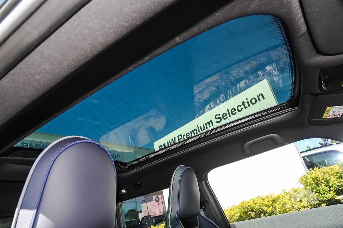 2024 MINI Cooper SE Favoured J01