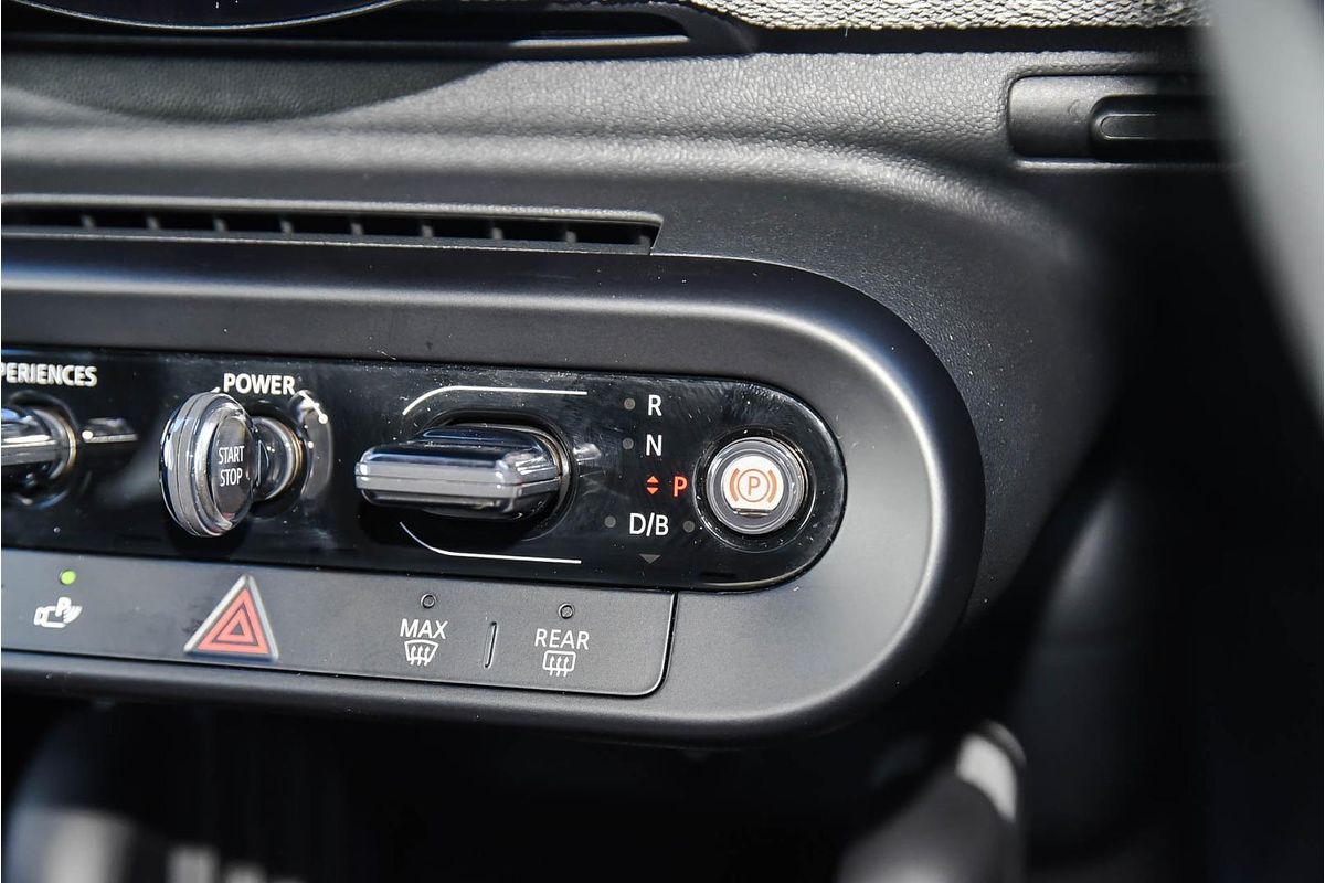 2024 MINI Cooper SE Favoured J01