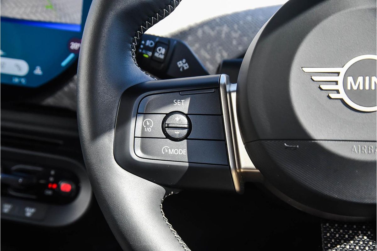 2024 MINI Cooper SE Favoured J01