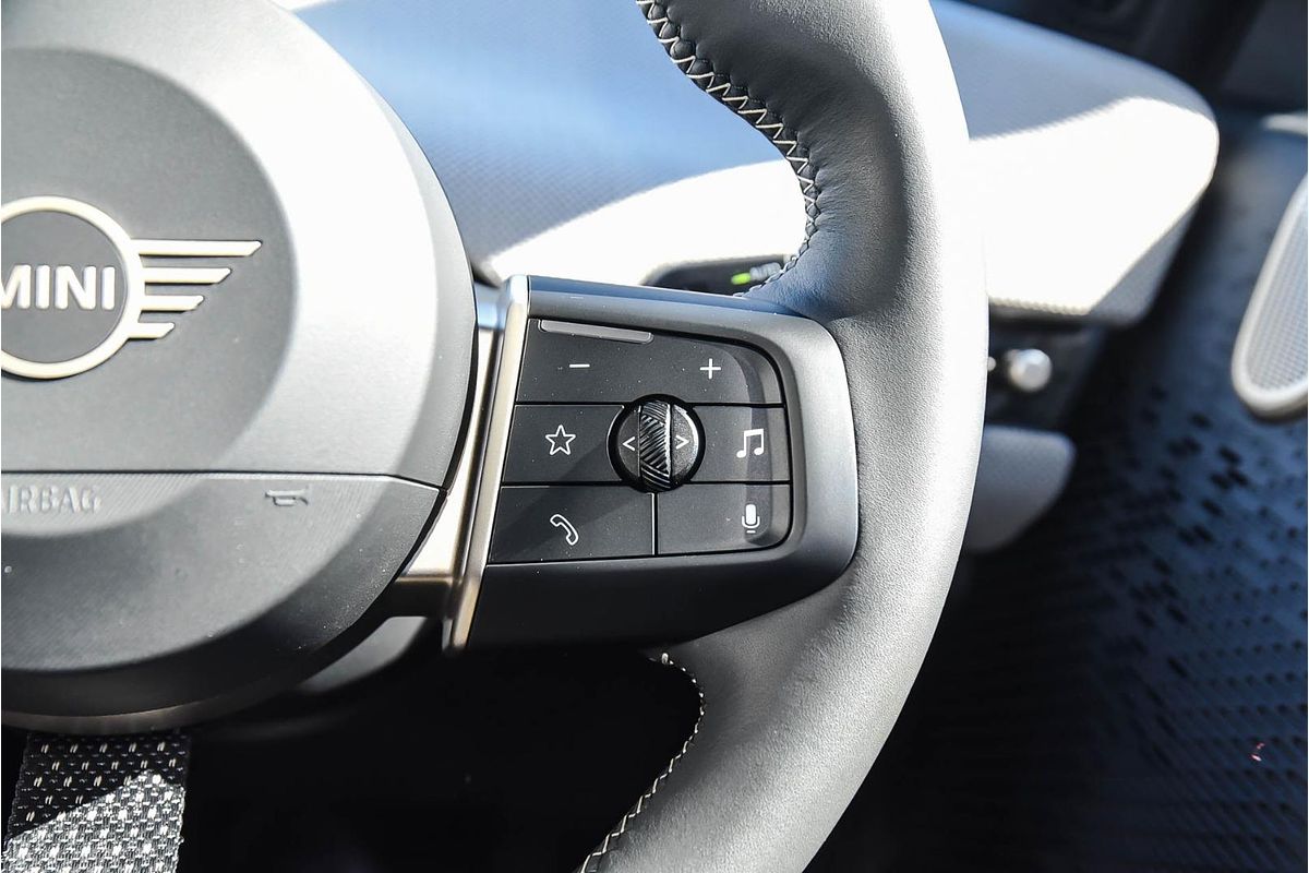 2024 MINI Cooper SE Favoured J01