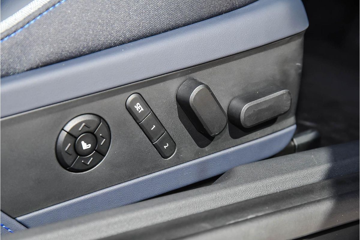 2024 MINI Cooper SE Favoured J01