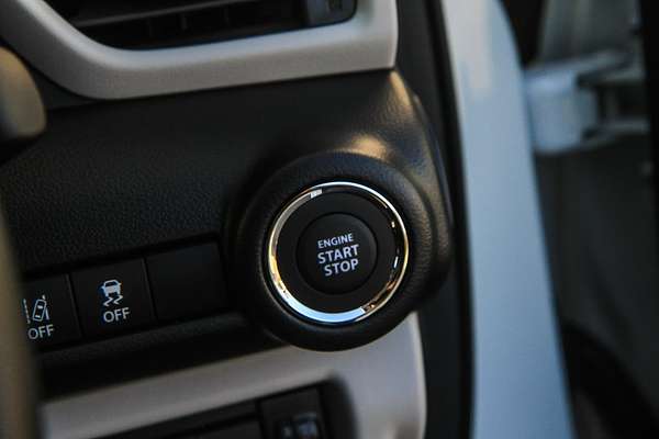 2025 Suzuki Swift Hybrid UZ