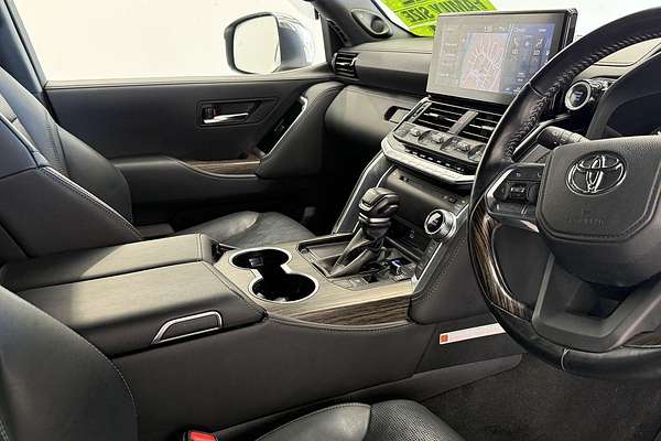 2022 Toyota Landcruiser Sahara FJA300R