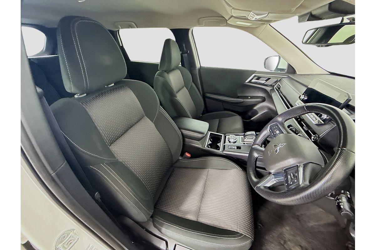 2024 Mitsubishi Outlander LS ZM