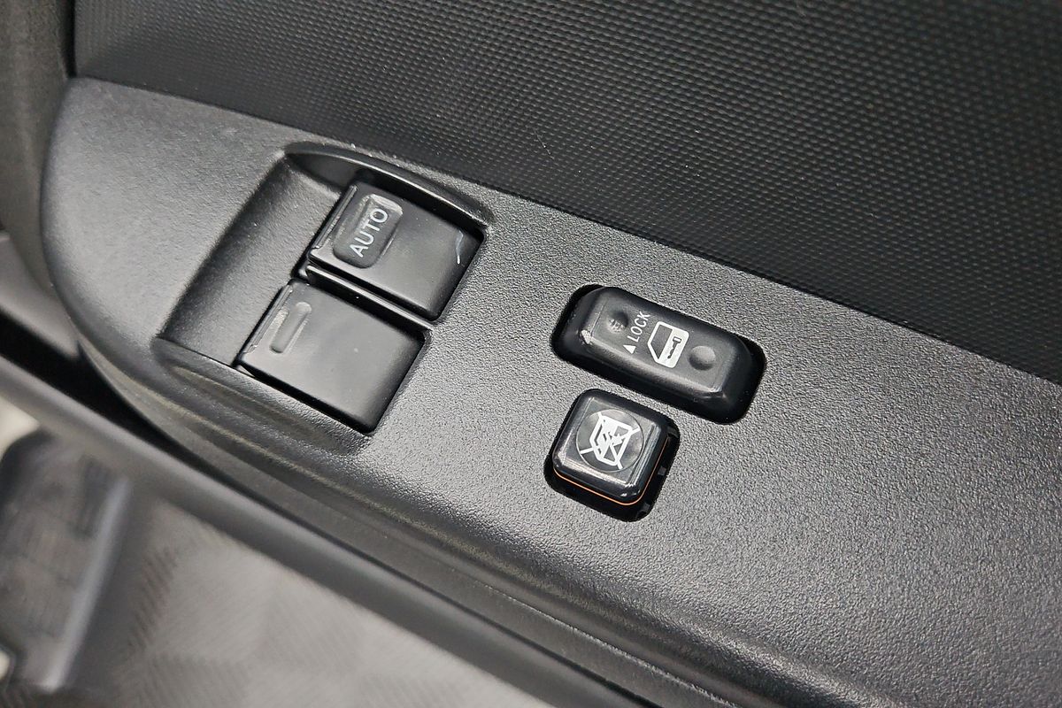 2006 Toyota Hiace Commuter TRH223R ELWB High Roof