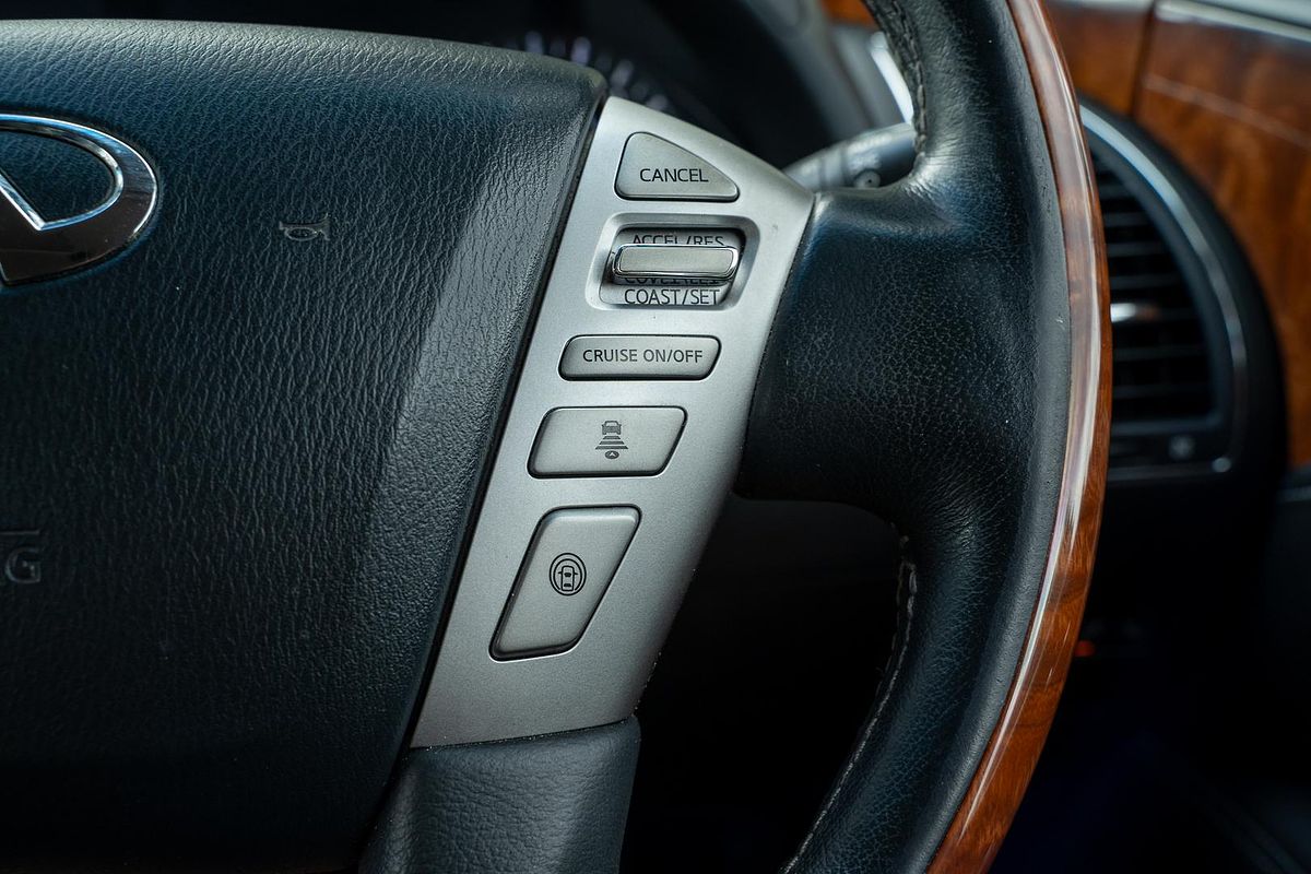 2017 INFINITI QX80 S Premium Z62