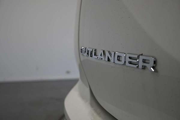 2024 Mitsubishi Outlander PHEV ES ZM