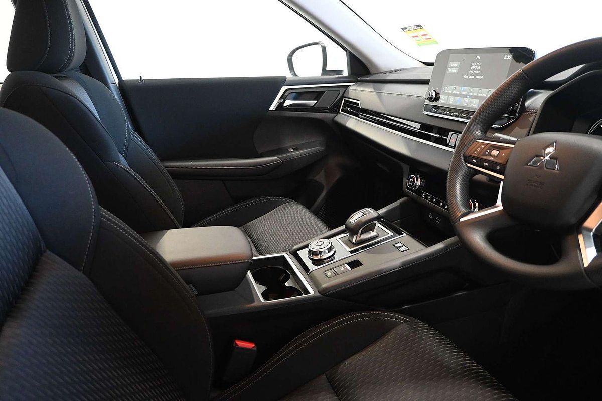 2024 Mitsubishi Outlander PHEV ES ZM