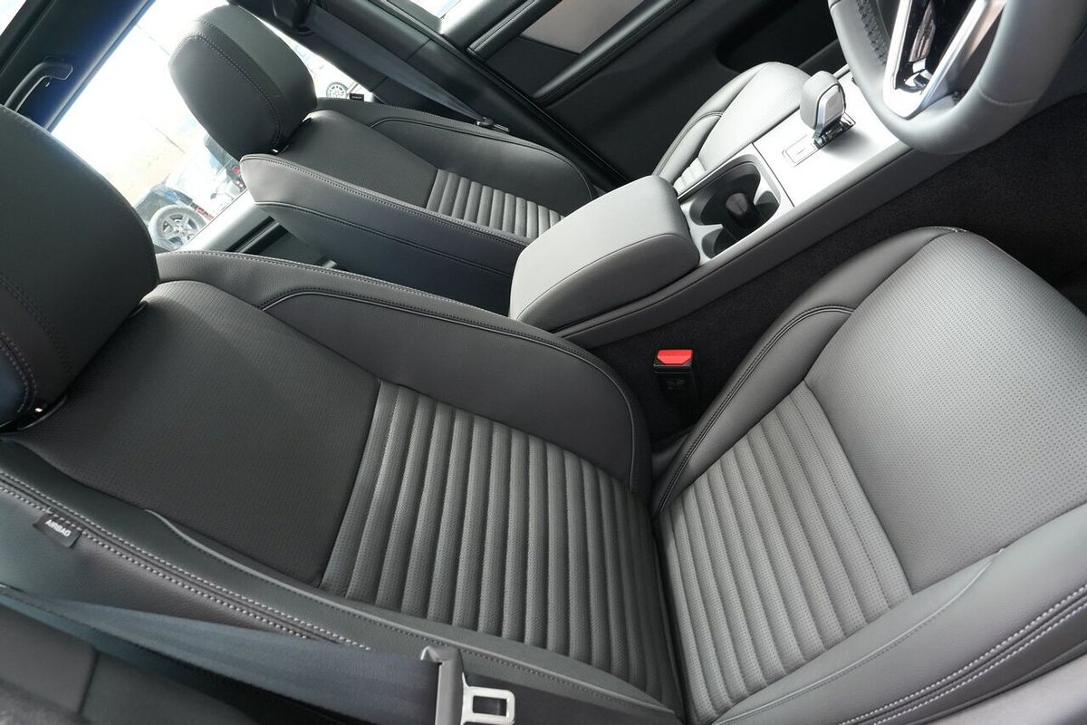 2025 Land Rover Discovery Sport P250 Dynamic SE L550