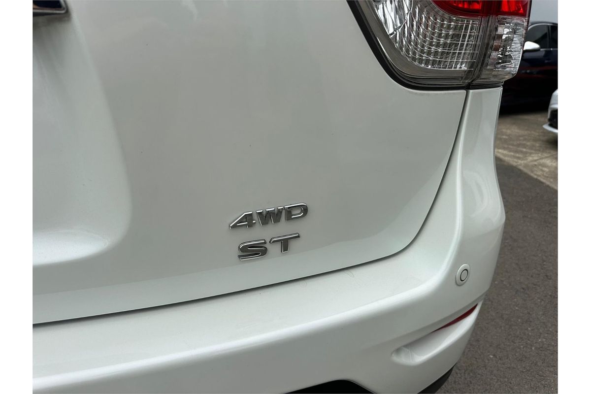 2016 Nissan Pathfinder ST R52