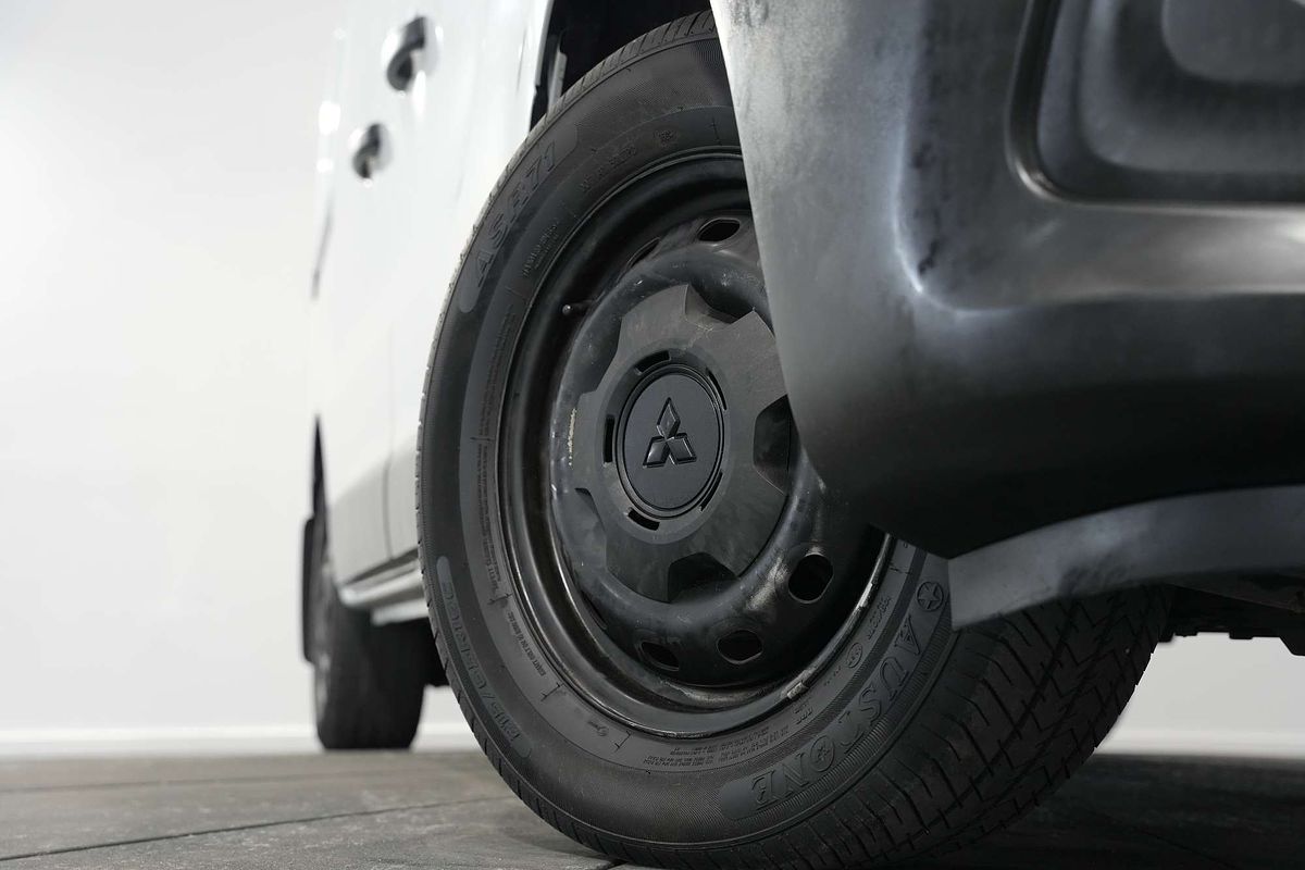 2021 Mitsubishi Express GLX SN SWB