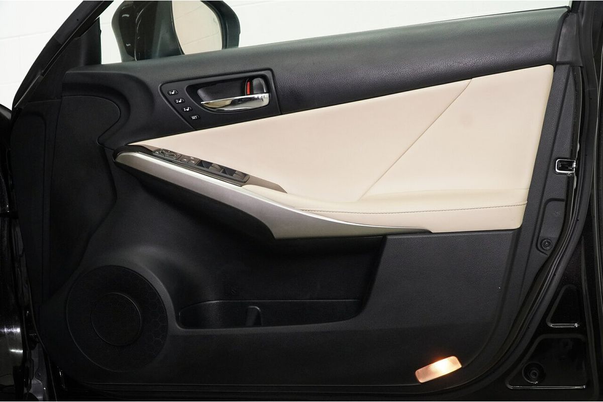 2015 Lexus IS IS300h Luxury AVE30R