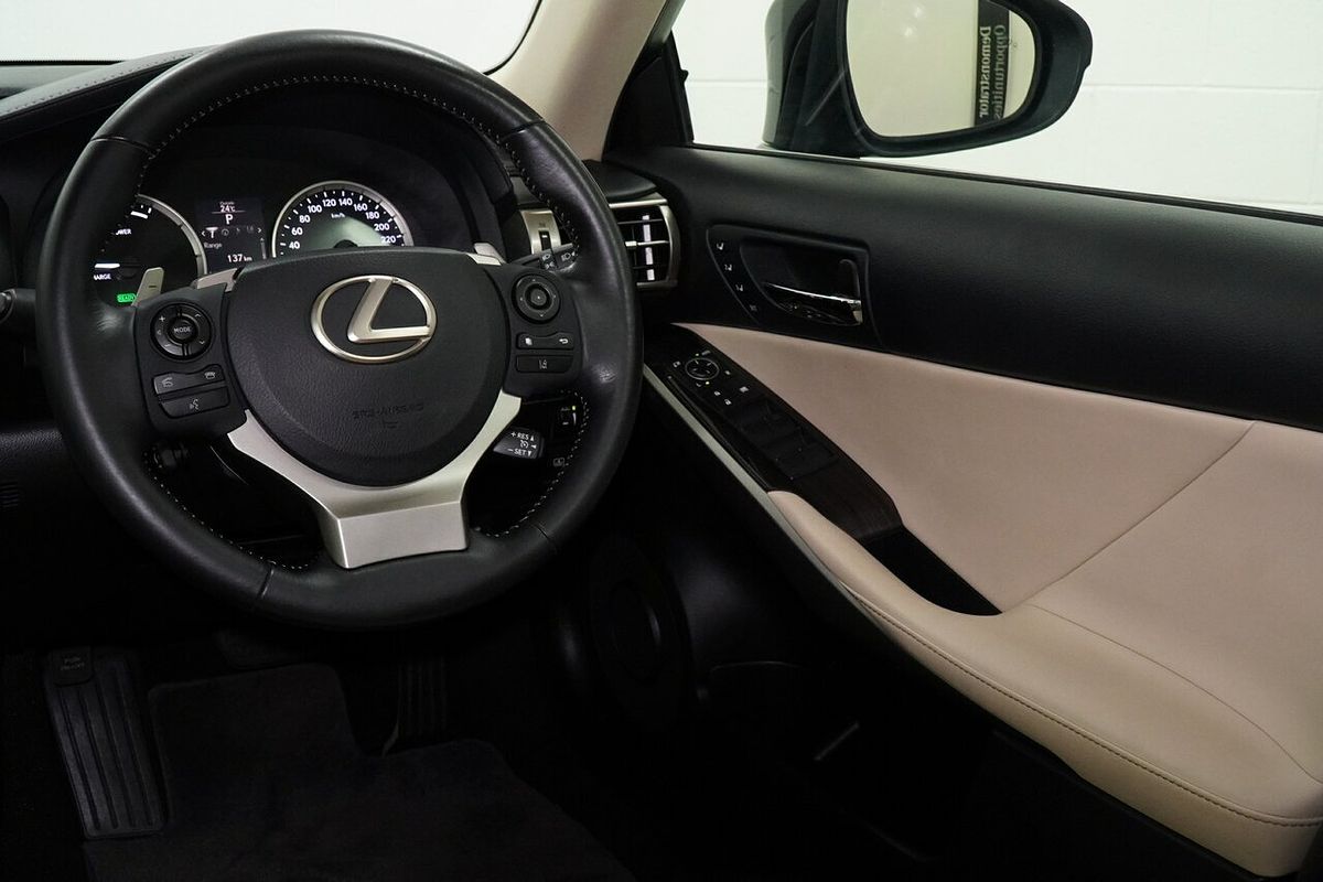 2015 Lexus IS IS300h Luxury AVE30R