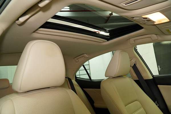 2015 Lexus IS IS300h Luxury AVE30R