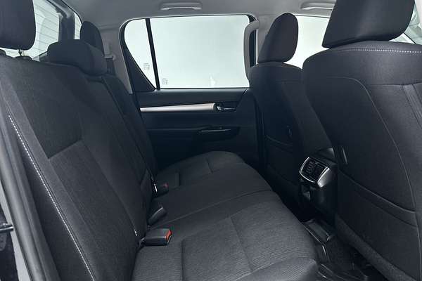 2025 Toyota Hilux SR5 48V GUN126R 4X4