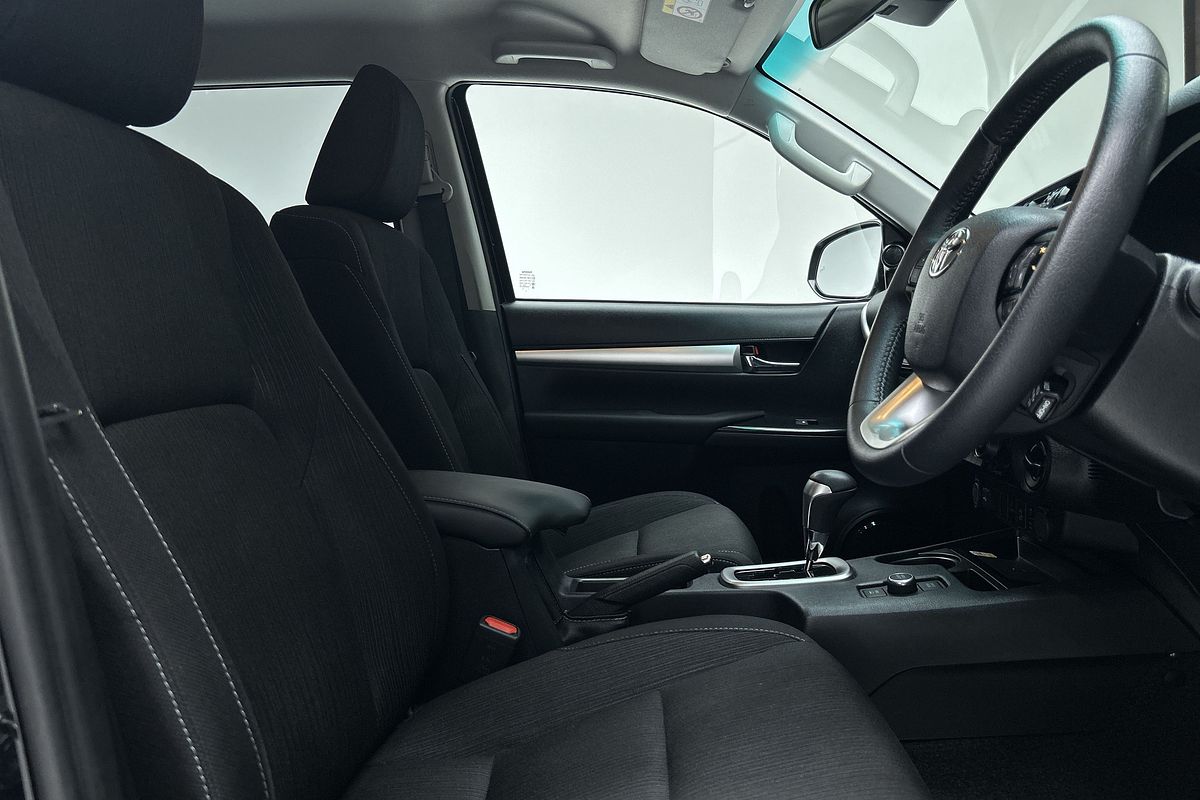 2025 Toyota Hilux SR5 48V GUN126R 4X4