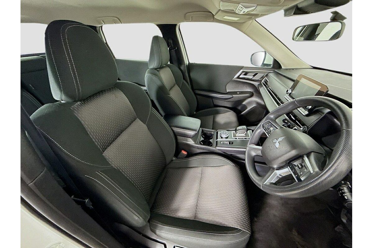 2024 Mitsubishi Outlander ES ZM