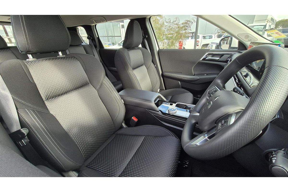 2025 Mitsubishi Outlander ES ZM