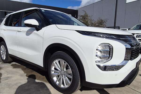 2025 Mitsubishi Outlander ES ZM