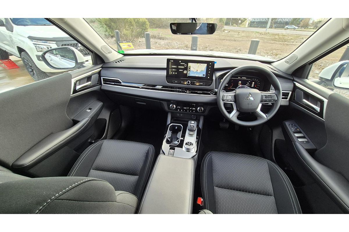 2025 Mitsubishi Outlander ES ZM