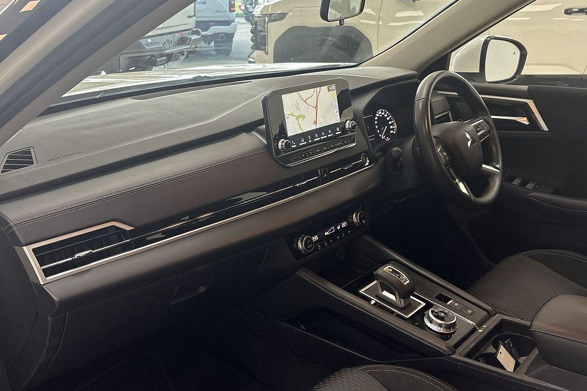 2022 Mitsubishi Outlander ES ZM