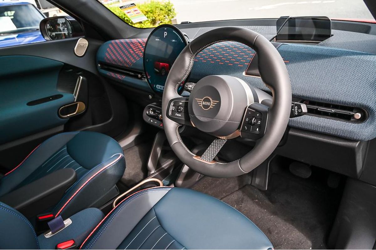 2025 MINI Aceman SE Favoured J05