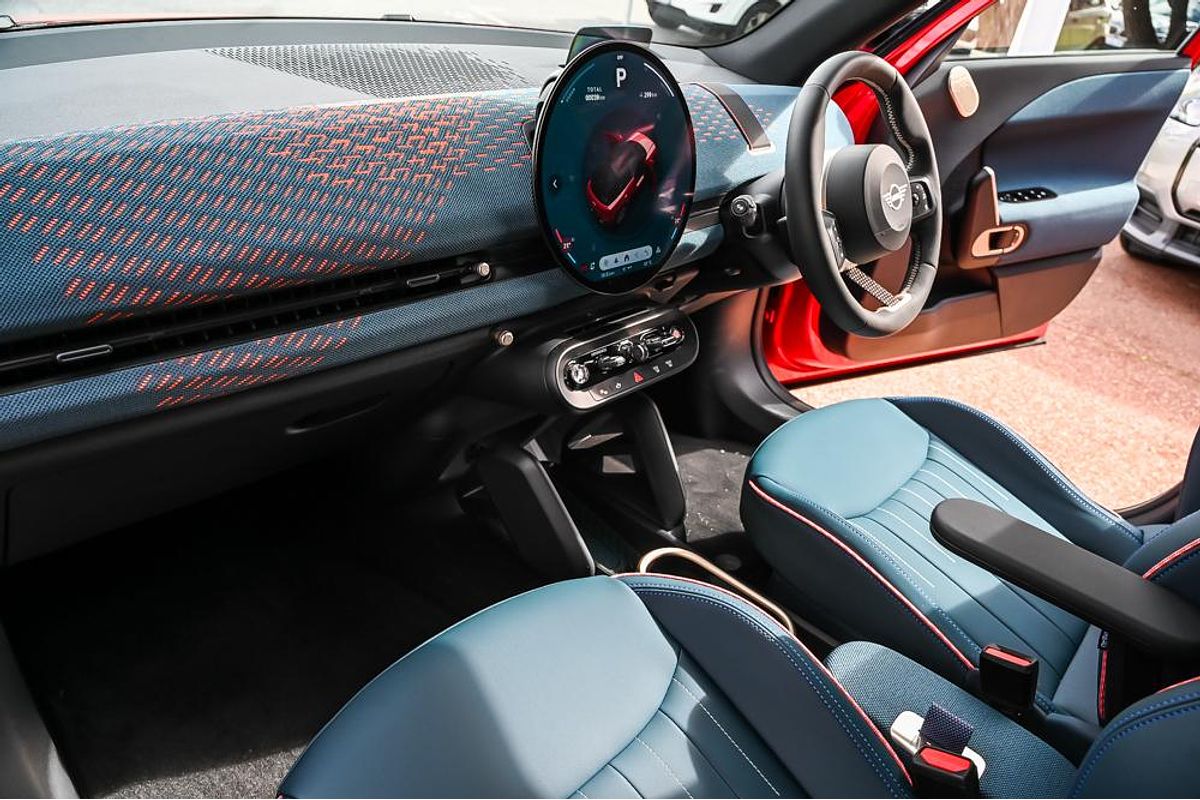 2025 MINI Aceman SE Favoured J05