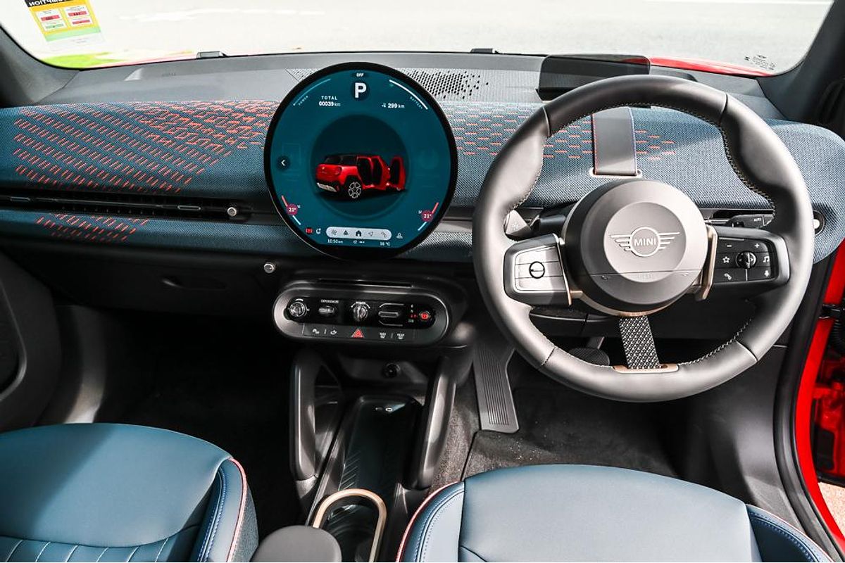 2025 MINI Aceman SE Favoured J05