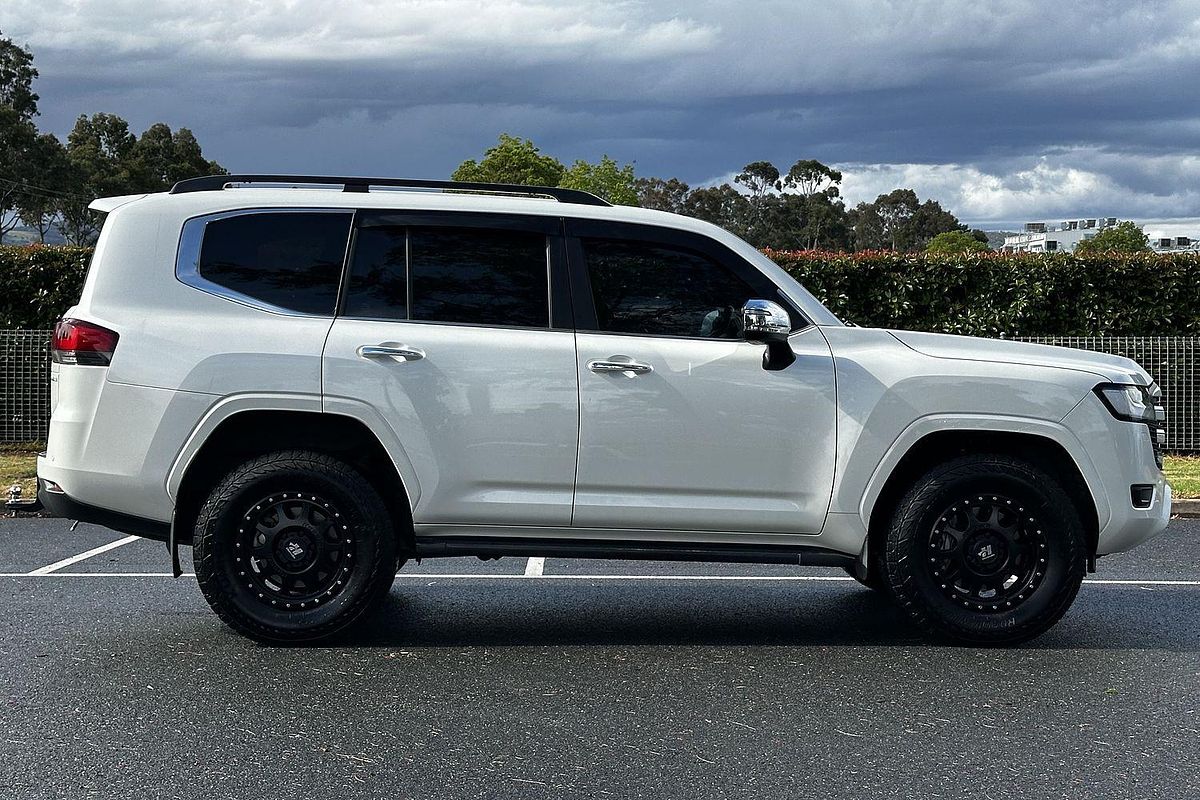 2022 Toyota Landcruiser Sahara FJA300R