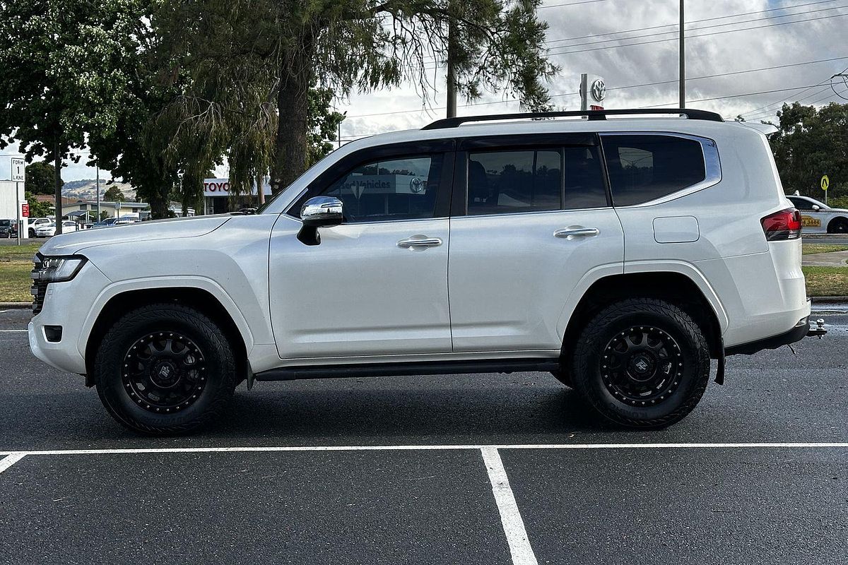 2022 Toyota Landcruiser Sahara FJA300R