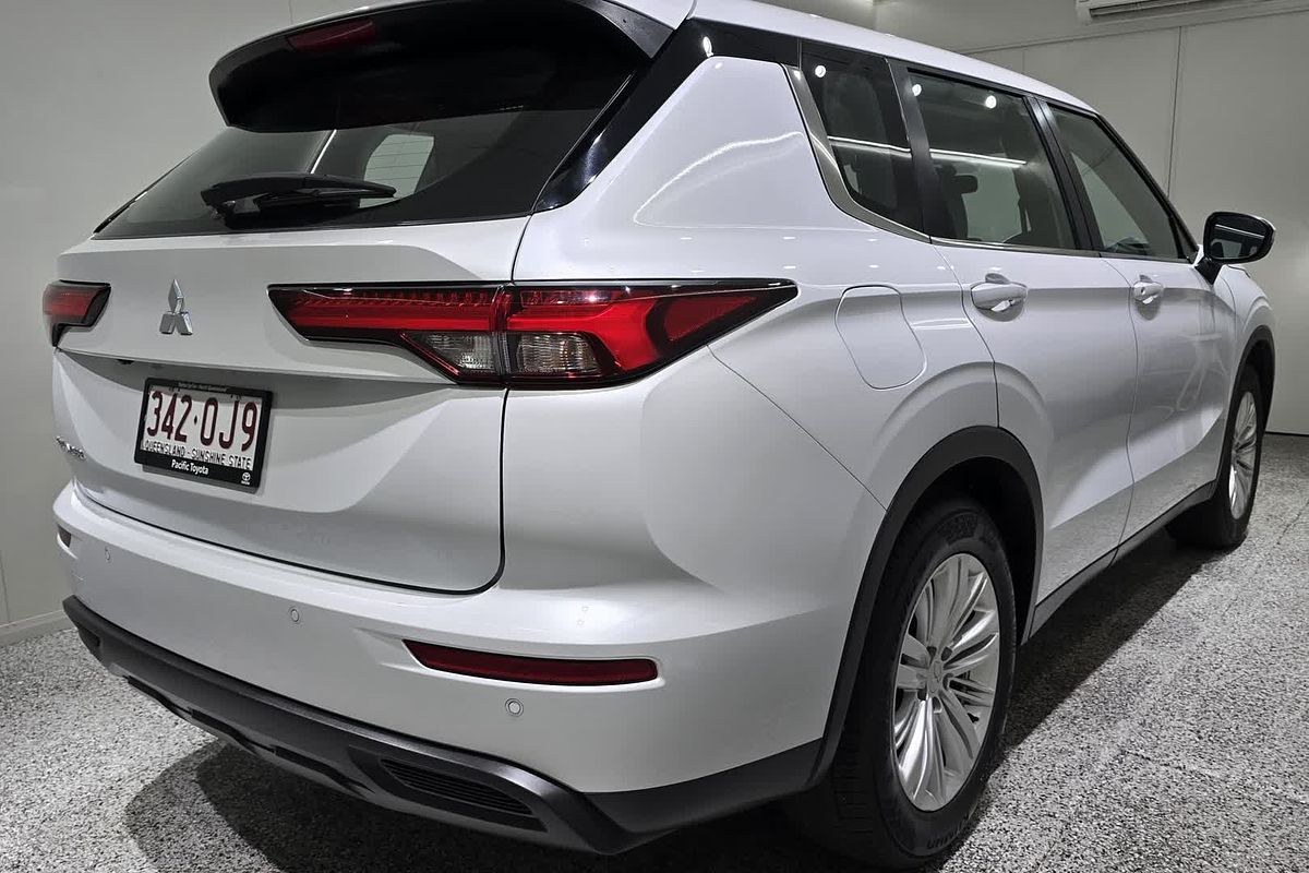 2023 Mitsubishi Outlander ES ZM