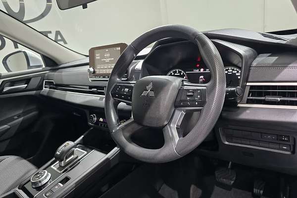 2023 Mitsubishi Outlander ES ZM