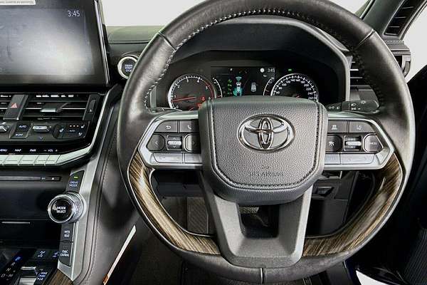 2024 Toyota Landcruiser Sahara FJA300R