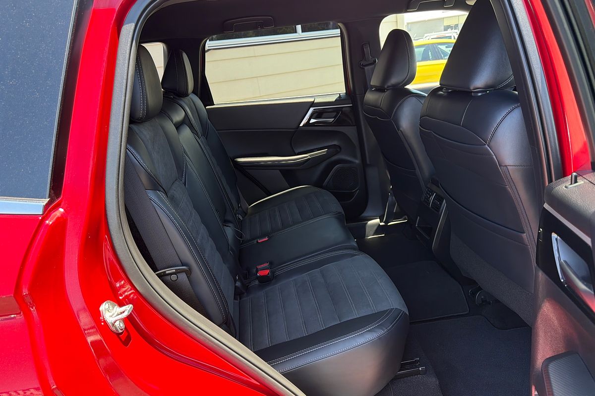 2024 Mitsubishi Outlander Black Edition ZM