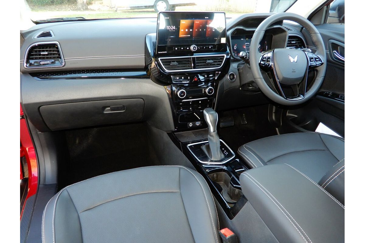 2025 Mahindra XUV 3XO AX5L