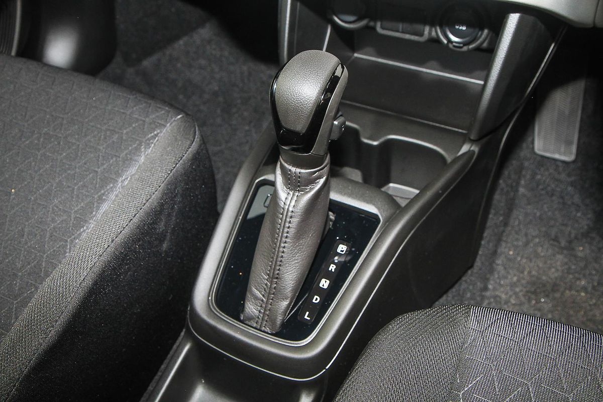 2025 Suzuki Swift Hybrid UZ