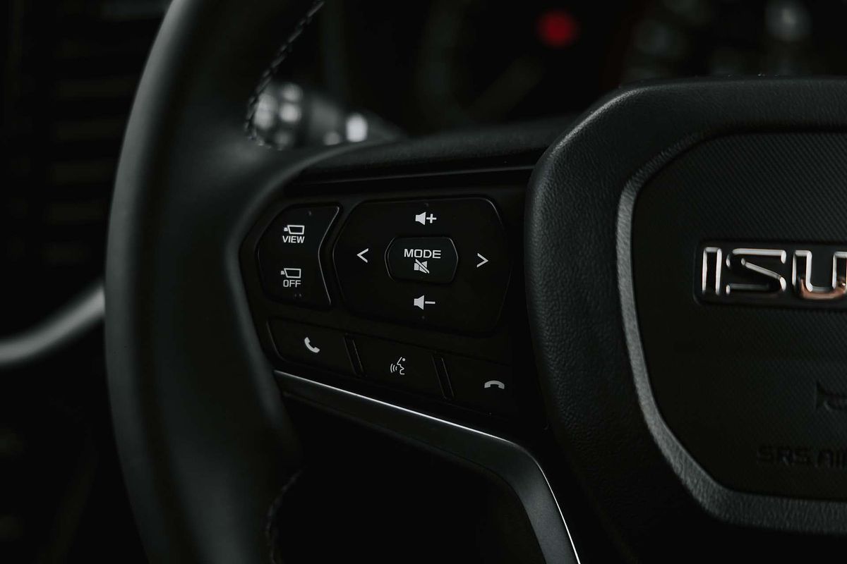 2025 Isuzu MU-X X-TERRAIN