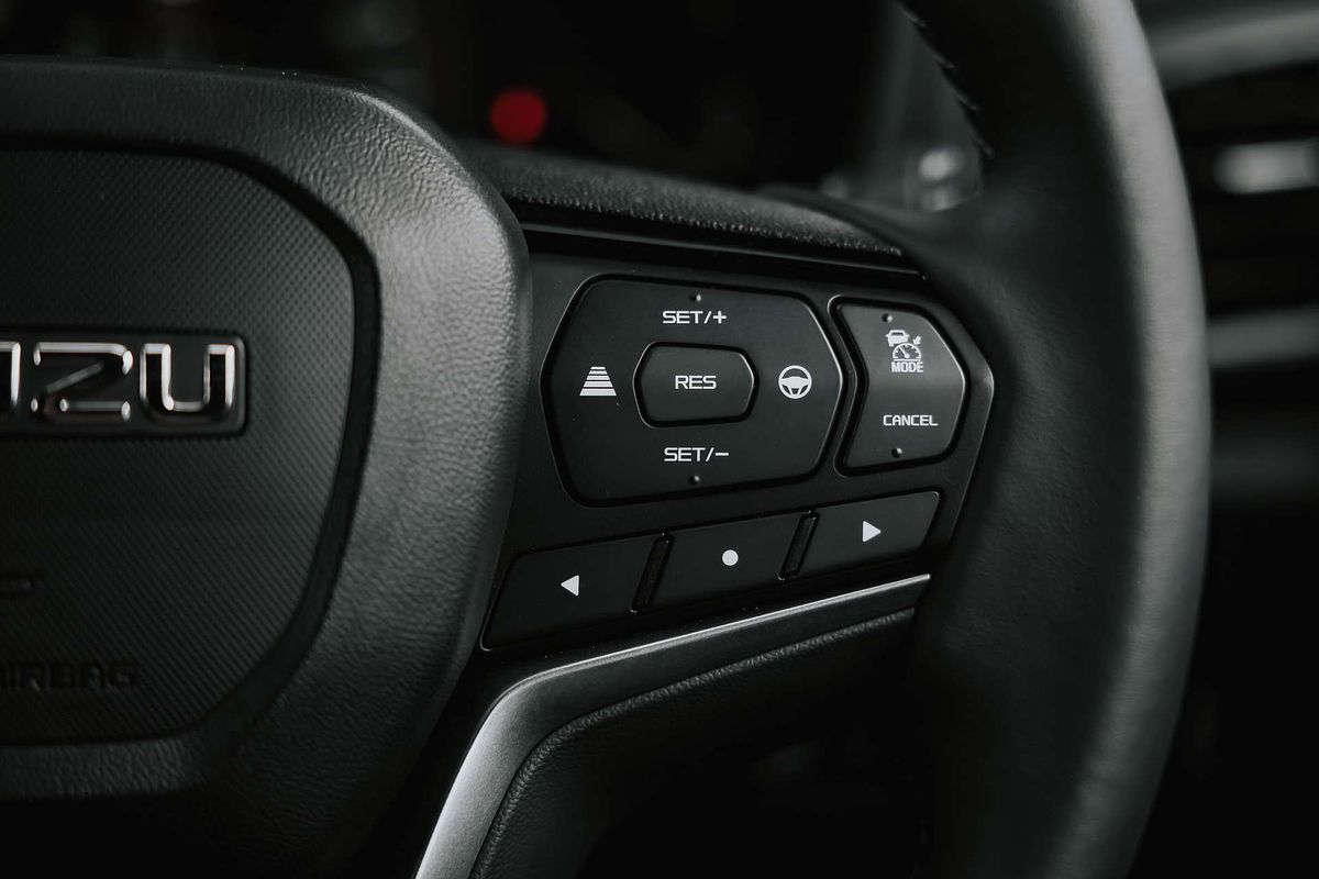 2025 Isuzu MU-X X-TERRAIN