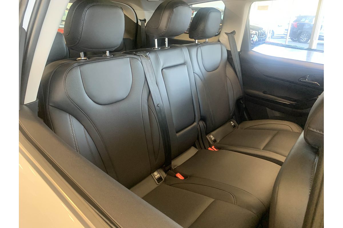 2025 Mahindra XUV700 AX7L