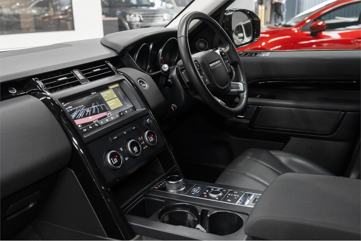 2019 Land Rover Discovery SD6 SE Series 5