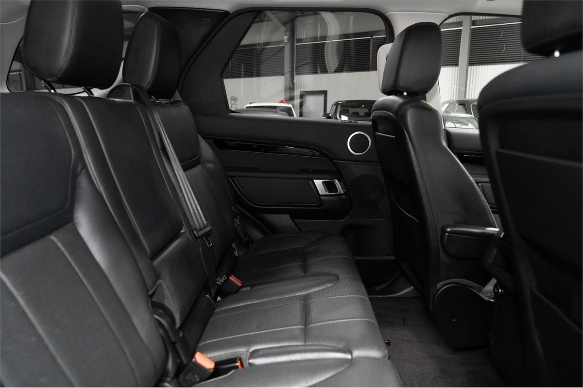 2019 Land Rover Discovery SD6 SE Series 5