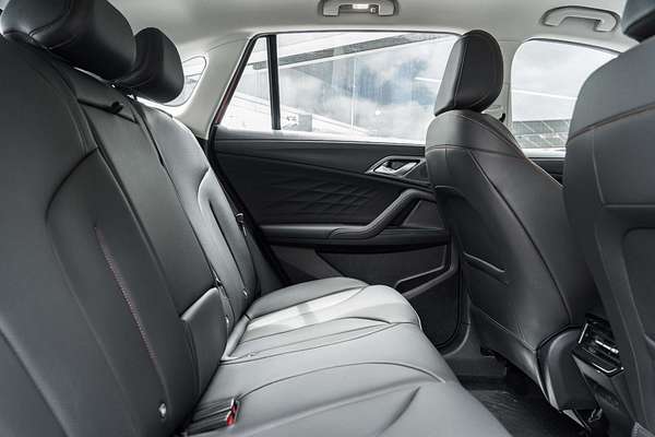 2025 MG HS Excite AS33