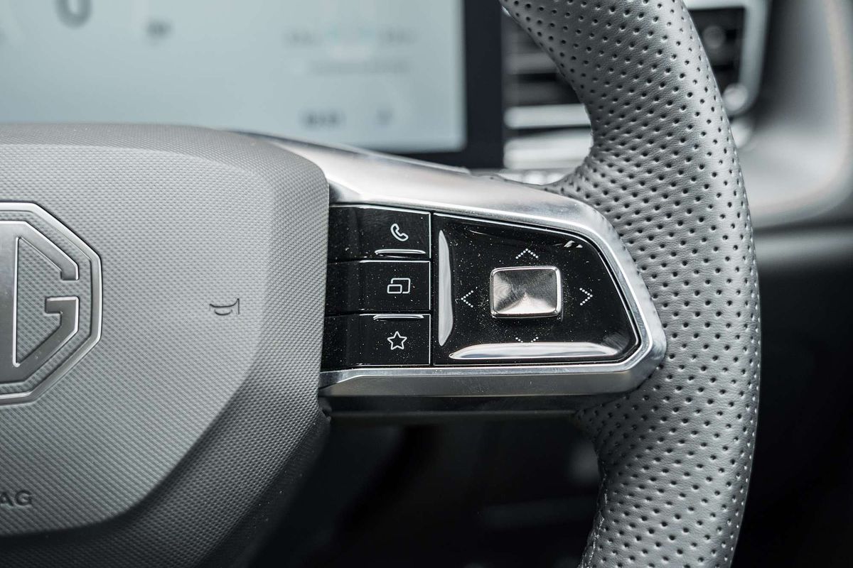 2025 MG HS Excite AS33