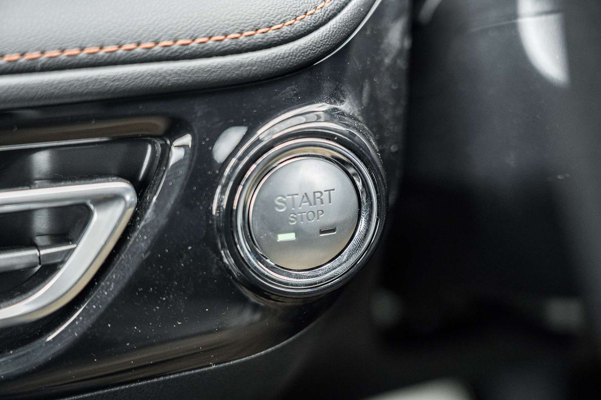 2025 MG HS Excite AS33