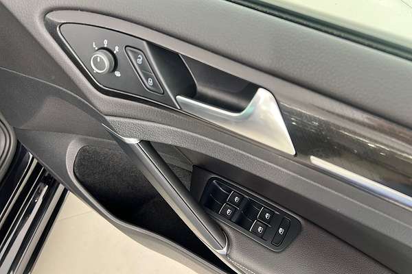 2019 Volkswagen Golf R 7.5 thumb-9