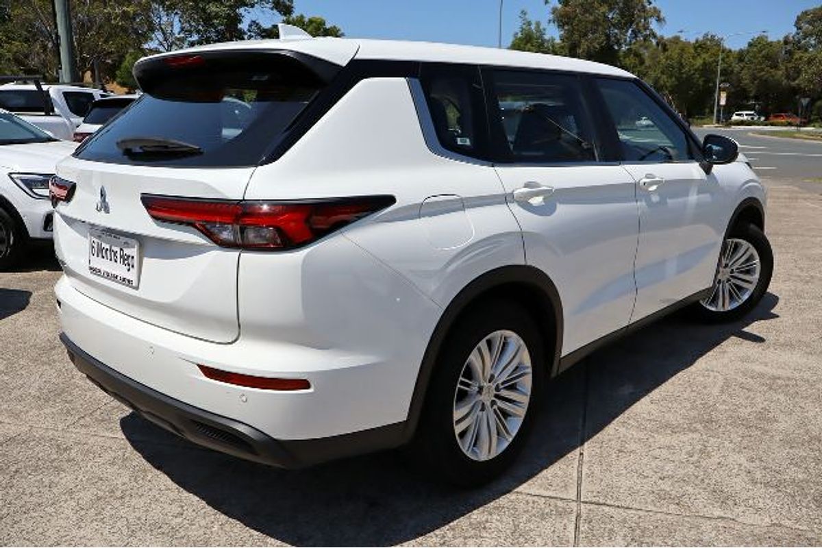 2023 Mitsubishi Outlander ES ZM