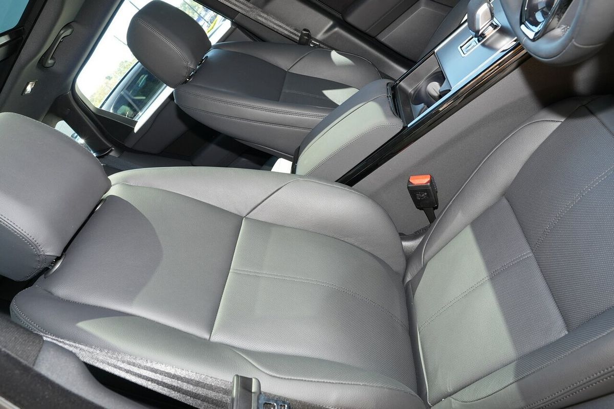 2025 Land Rover Range Rover Velar P250 Dynamic SE L560