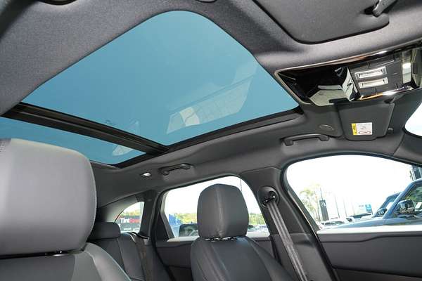 2025 Land Rover Range Rover Velar P250 Dynamic SE L560