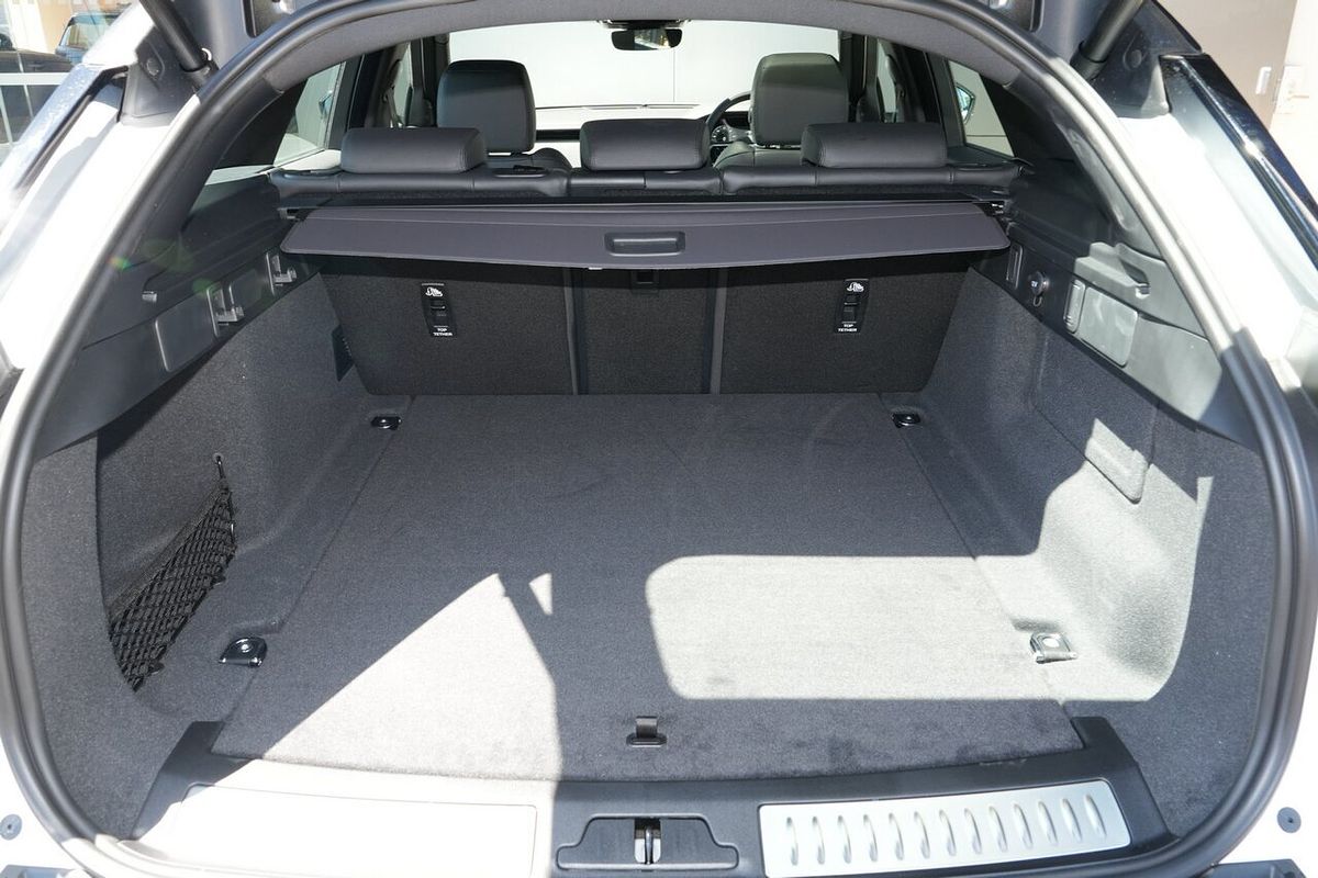 2025 Land Rover Range Rover Velar P250 Dynamic SE L560