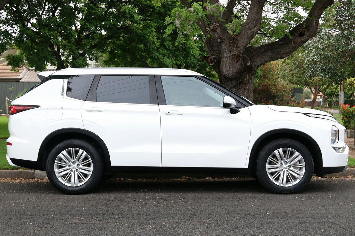 2022 Mitsubishi Outlander LS ZM